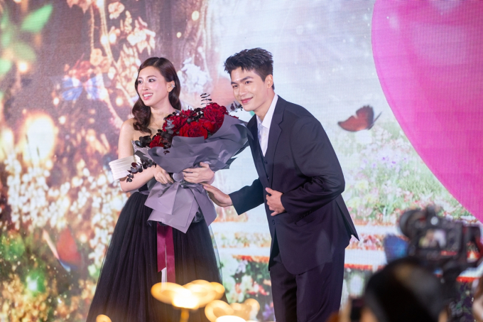 Quốc Anh bất ngờ tặng hoa cho Tiểu Vy tại “lễ đường”, Võ Cảnh gọi Thúy Ngân là người đặc biệt