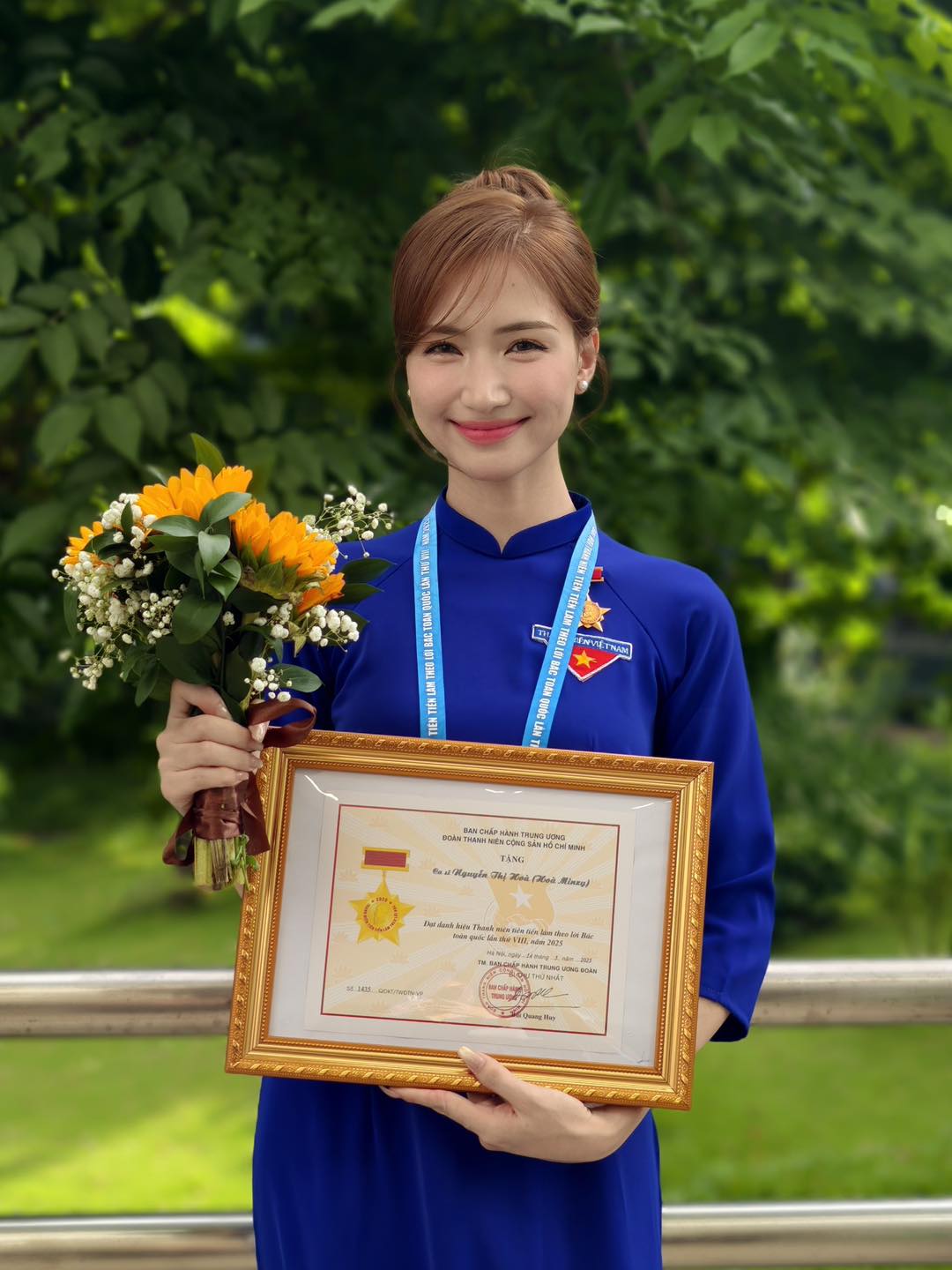 Hòa Minzy nhận huy hiệu Thanh niên tiên tiến làm theo lời Bác, xúc động chia sẻ với người hâm mộ