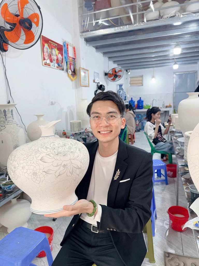 Giữa thời số hóa, Nghệ nhân trẻ Dương Văn Thao chọn được sáng tạo với đất, men và lửa