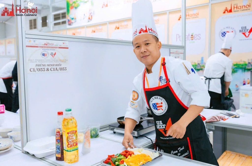 Chef Phùng Minh Hiếu (Ninh Hòa, Khánh Hòa) đang chuẩn bị cho phần thi Bò Mỹ của mình tại cuộc thi Đầu Bếp Tài năng Hà Nội 2025
