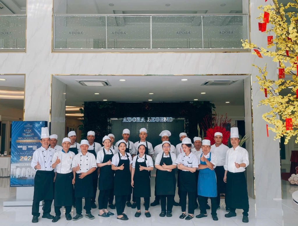 Đầu bếp Nguyễn Đặng Duy hiện đang là Bếp Phó tại trung tâm hội nghị yến tiệc The Adora Center