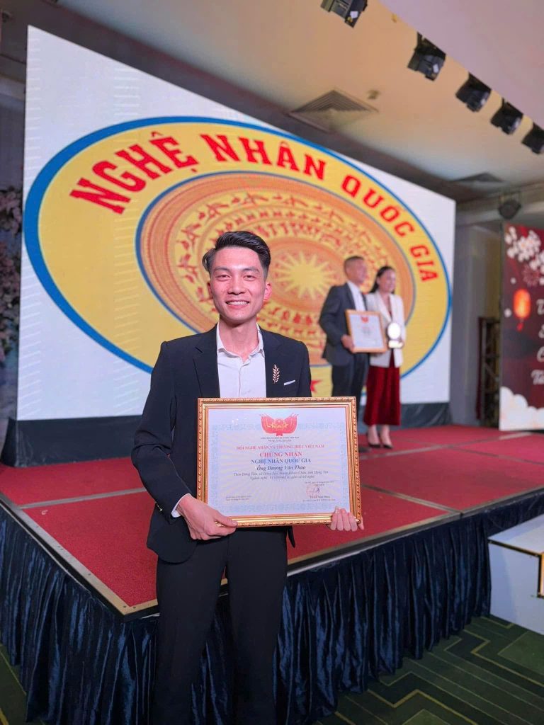 Nghệ nhân Dương Văn Thao vinh dự được trao danh hiệu “Nghệ nhân trẻ Quốc gia” vào năm 2024