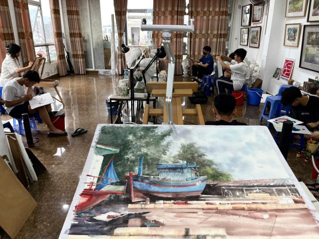 Họa sĩ Bùi Thanh Việt Hùng tận tâm truyền lửa đam mê đến thế hệ kế cận