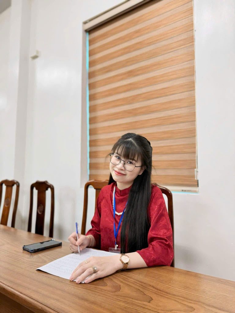 Chữ viết đến với Hoàng Nhi như một cơ duyên, nhẹ nhàng mà bền chặt