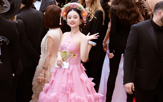Mẫu teen Việt diện yếm cách tân nổi bật giữa thảm đỏ LHP Cannes 2025