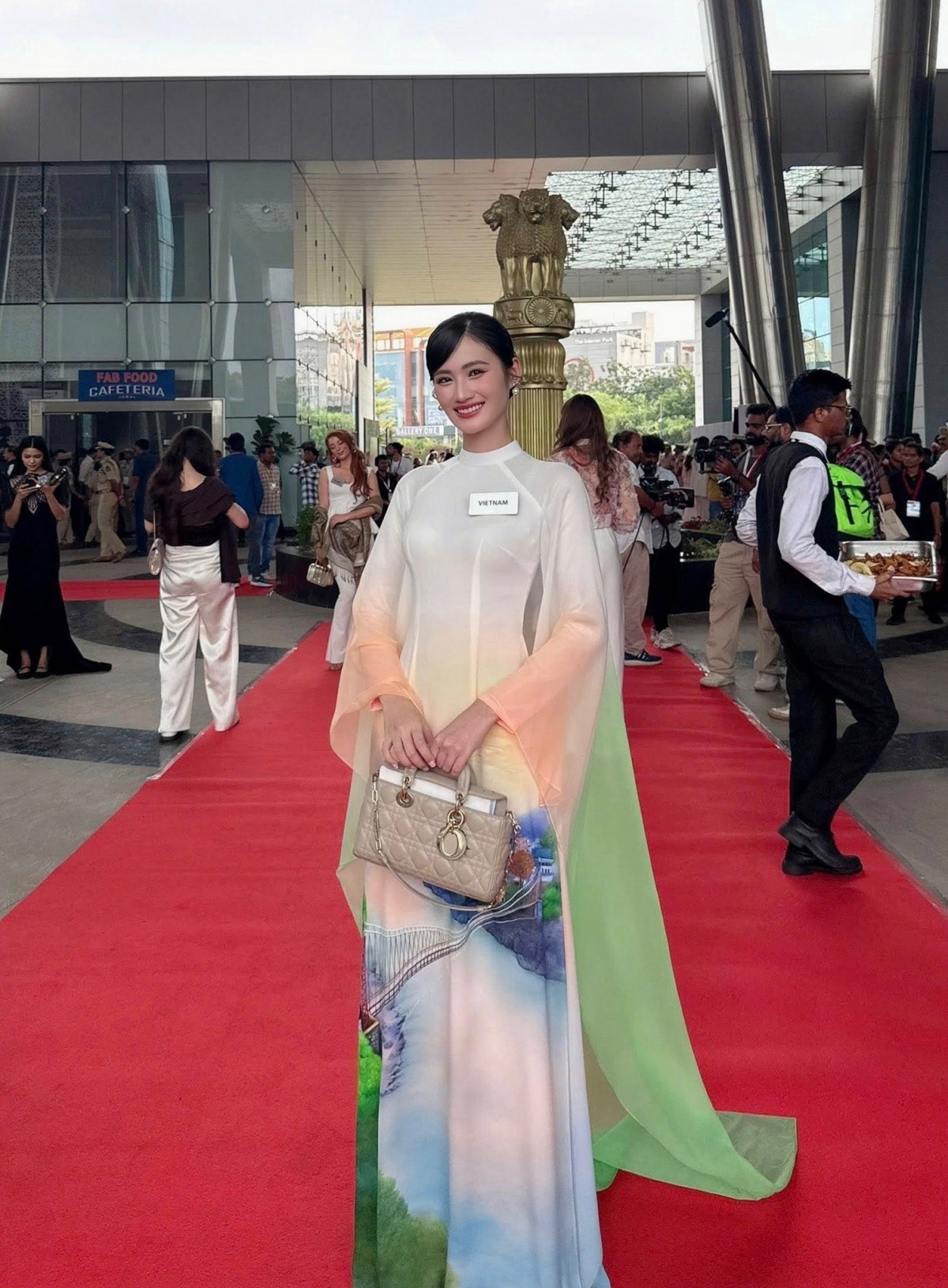 Hoa hậu Ý Nhi