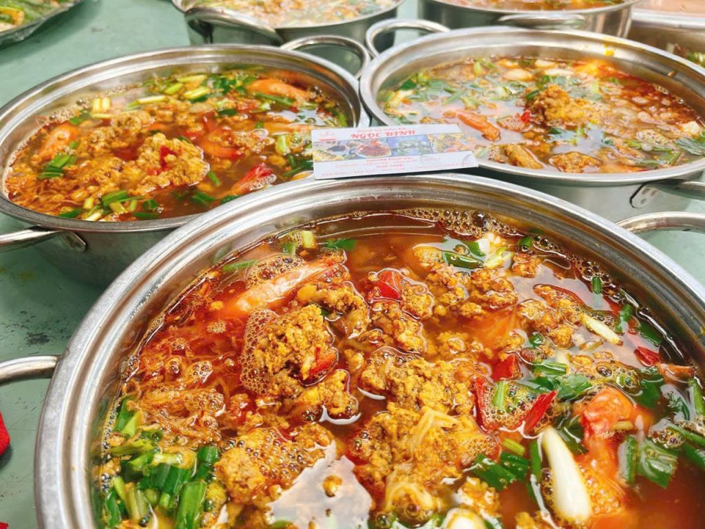 Gói gọn hương vị quê hương vào nồi “Lẩu cua đồng” - “Đặc sản” của dịch vụ nấu ăn Ngọc Định