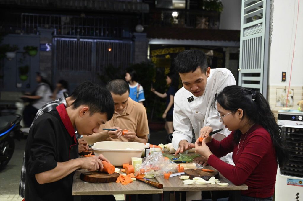 “Sự kiên nhẫn, đam mê và một mục tiêu rõ ràng là chiếc chìa khóa mở ra cánh cửa đến thành công” - Chef Thanh Huy Art chia sẻ