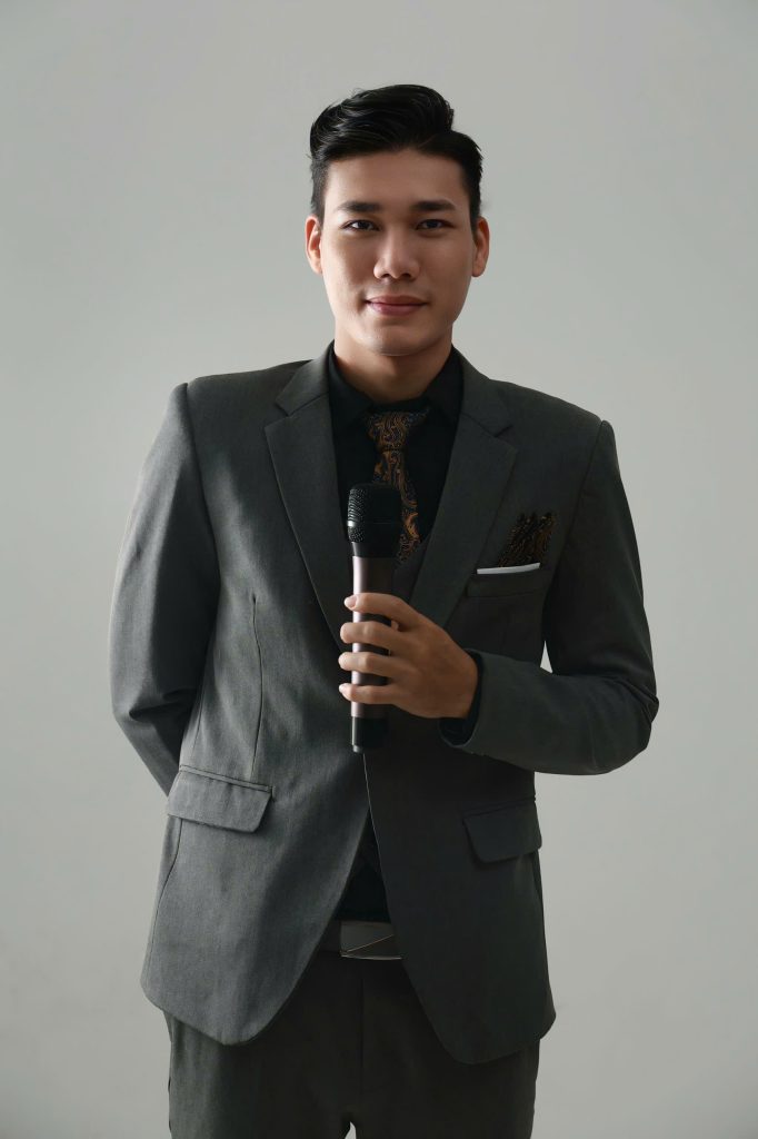 MC Văn Phong, tên thật là Lê Văn Phố