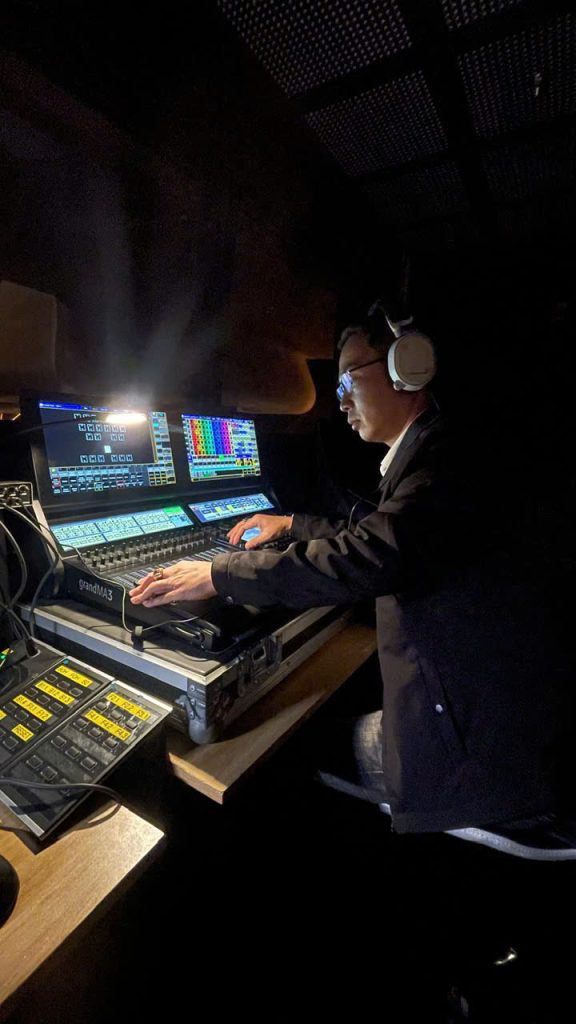 Gaffer Đoàn Công Tử luôn xem ánh sáng là một phần linh hồn của sân khấu