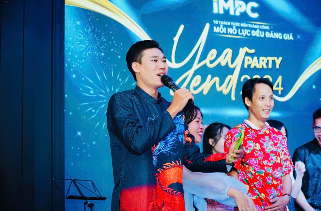 MC Văn Phong luôn mang đến năng lượng tích cực và cảm xúc chân thật trên mọi sân khấu