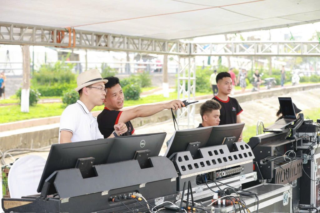 Gaffer Đoàn Công Tử luôn ưu tiên sự ổn định và cường độ hợp lý cho ánh sáng