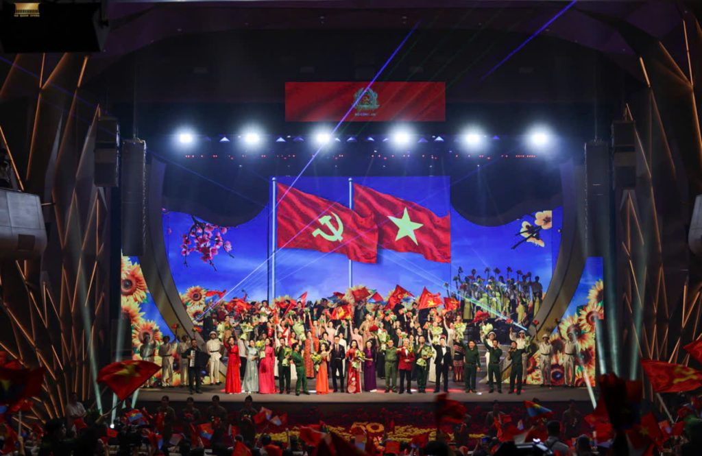 Dù sân khấu lớn hay nhỏ, Sound Director Yen Phung luôn coi âm thanh như một nghệ thuật cần sự tập trung tuyệt đối