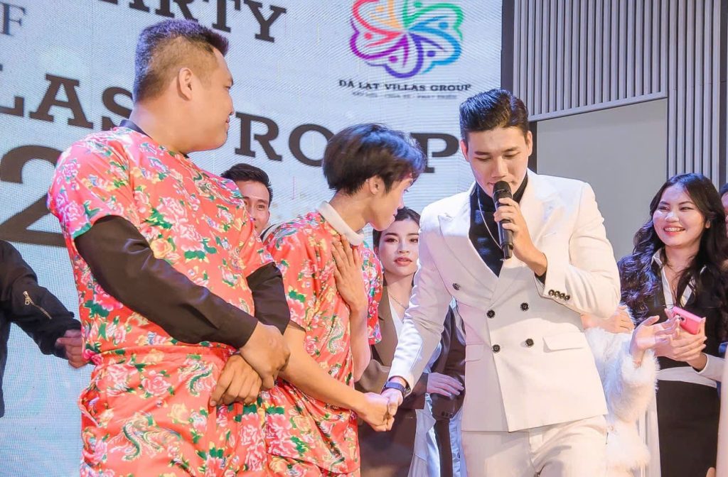 Không ngừng học hỏi và đổi mới, MC Văn Phong đang từng bước tạo nên dấu ấn riêng trong nghề dẫn chương trình