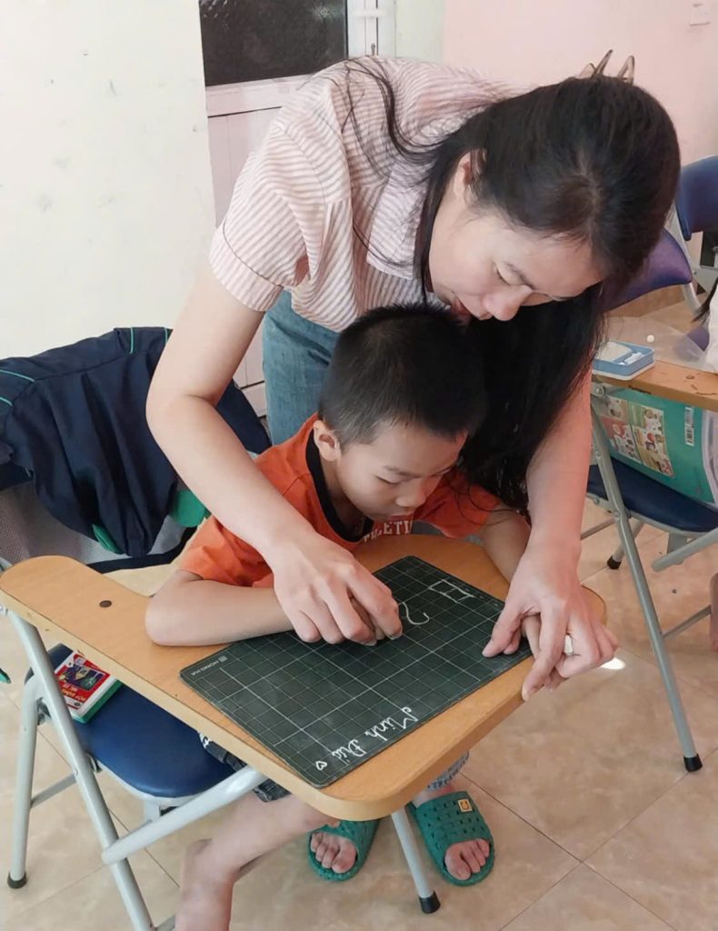 Không gian học tập ấm áp tại CLB Mầm Xanh, nơi mỗi đứa trẻ đều được yêu thương