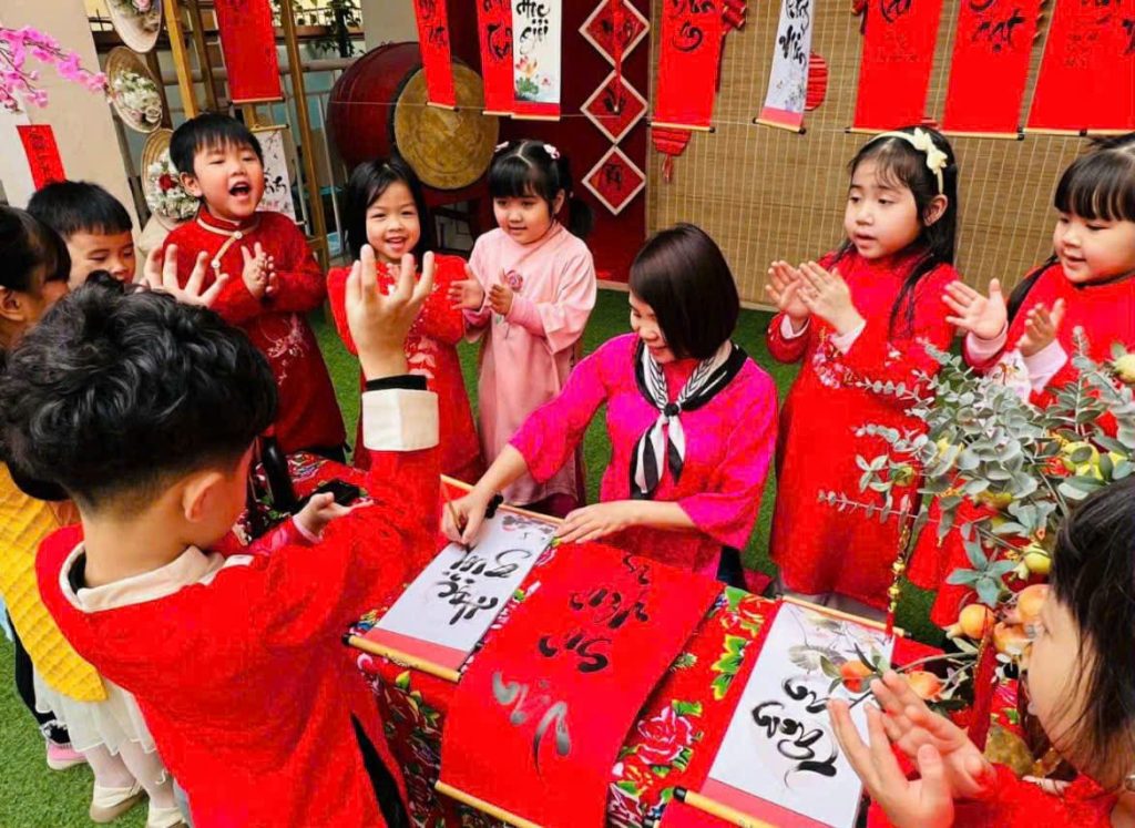 Những nét thư pháp viết tay từ Lê Hương HappyKids là món quà đầy cảm xúc tặng học sinh mỗi dịp đặc biệt