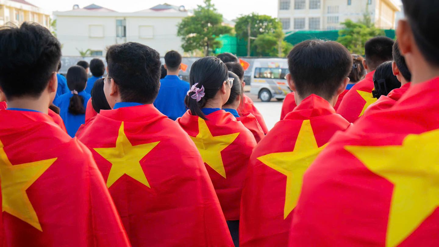 Tự hào Việt Nam - Nhuộm đỏ không gian mạng