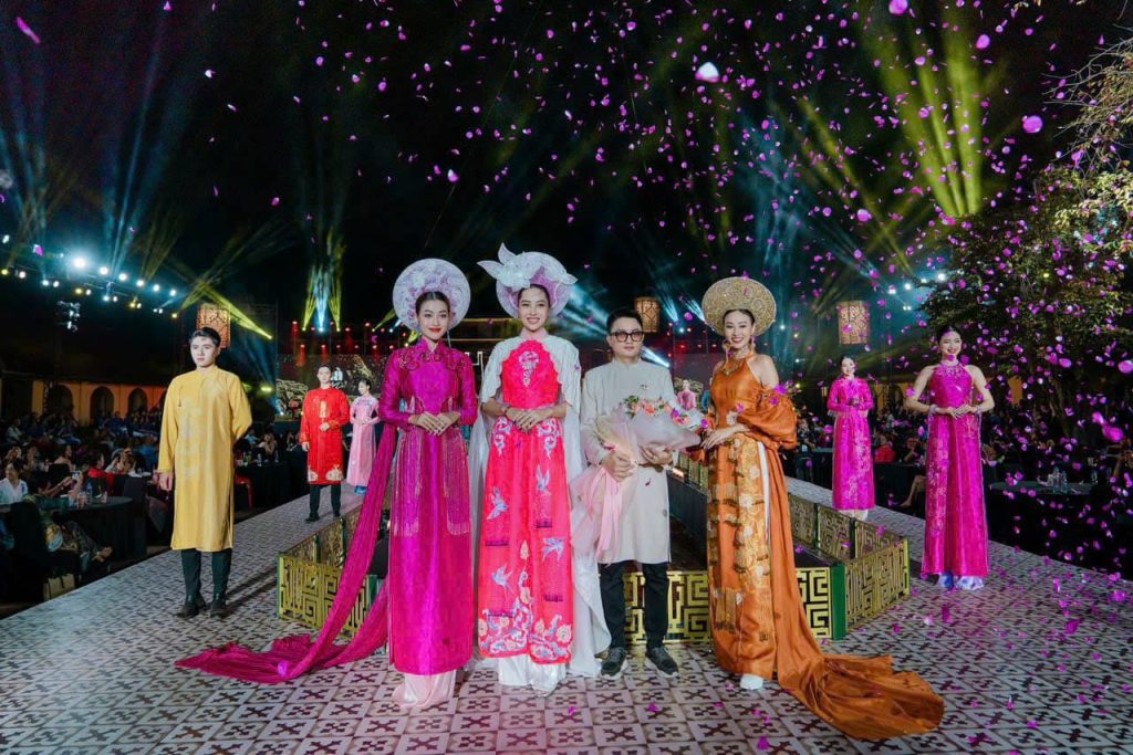 Bữa tiệc sắc màu của NTK Lê Doãn Hùng được trình làng, với những tà áo thướt tha, nhẹ nhàng lan tỏa vẻ đẹp văn hóa cung đình hòa quyện cùng hơi thở thời đại