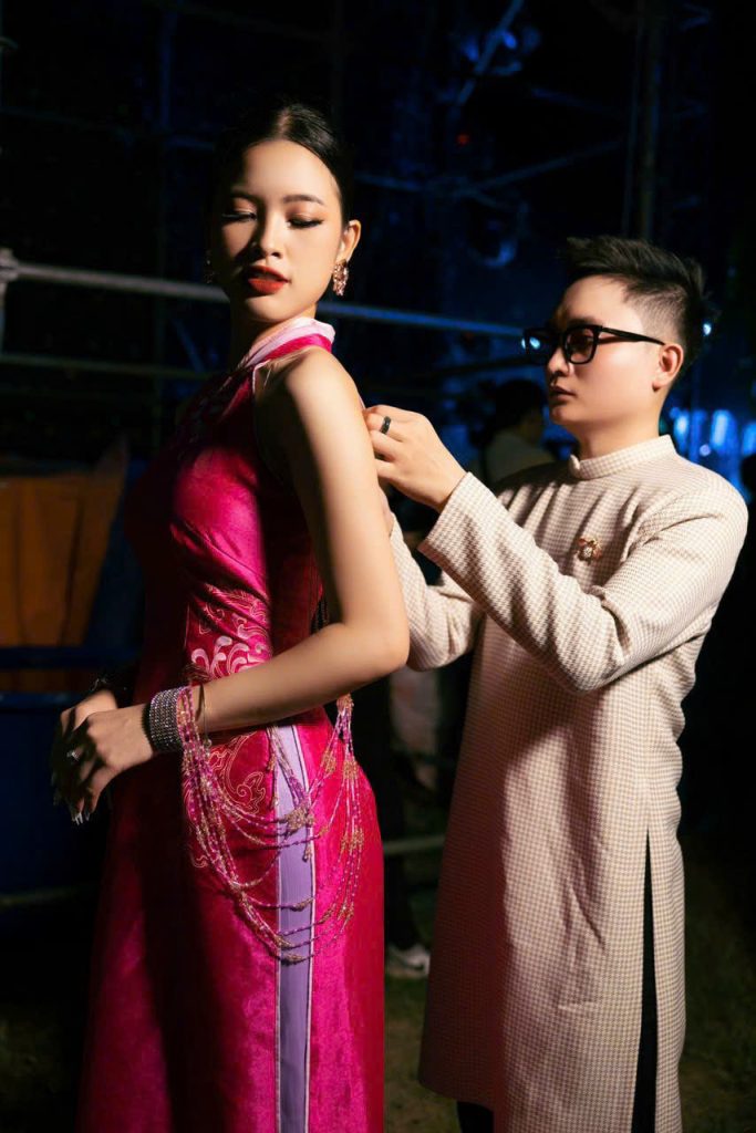 NTK Lê Doãn Hùng tỉ mỉ chỉnh sửa chiếc áo dài cho người mẫu trước giờ diễn