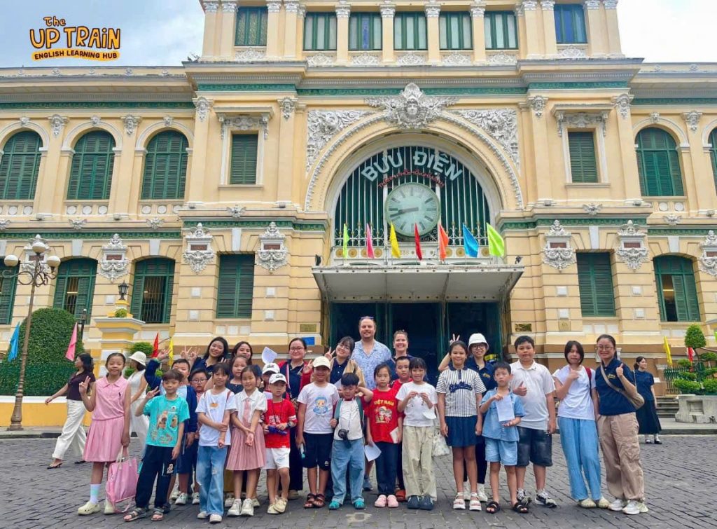 Hoạt động phỏng vấn người nước ngoài của các bạn học viên The Up Train 