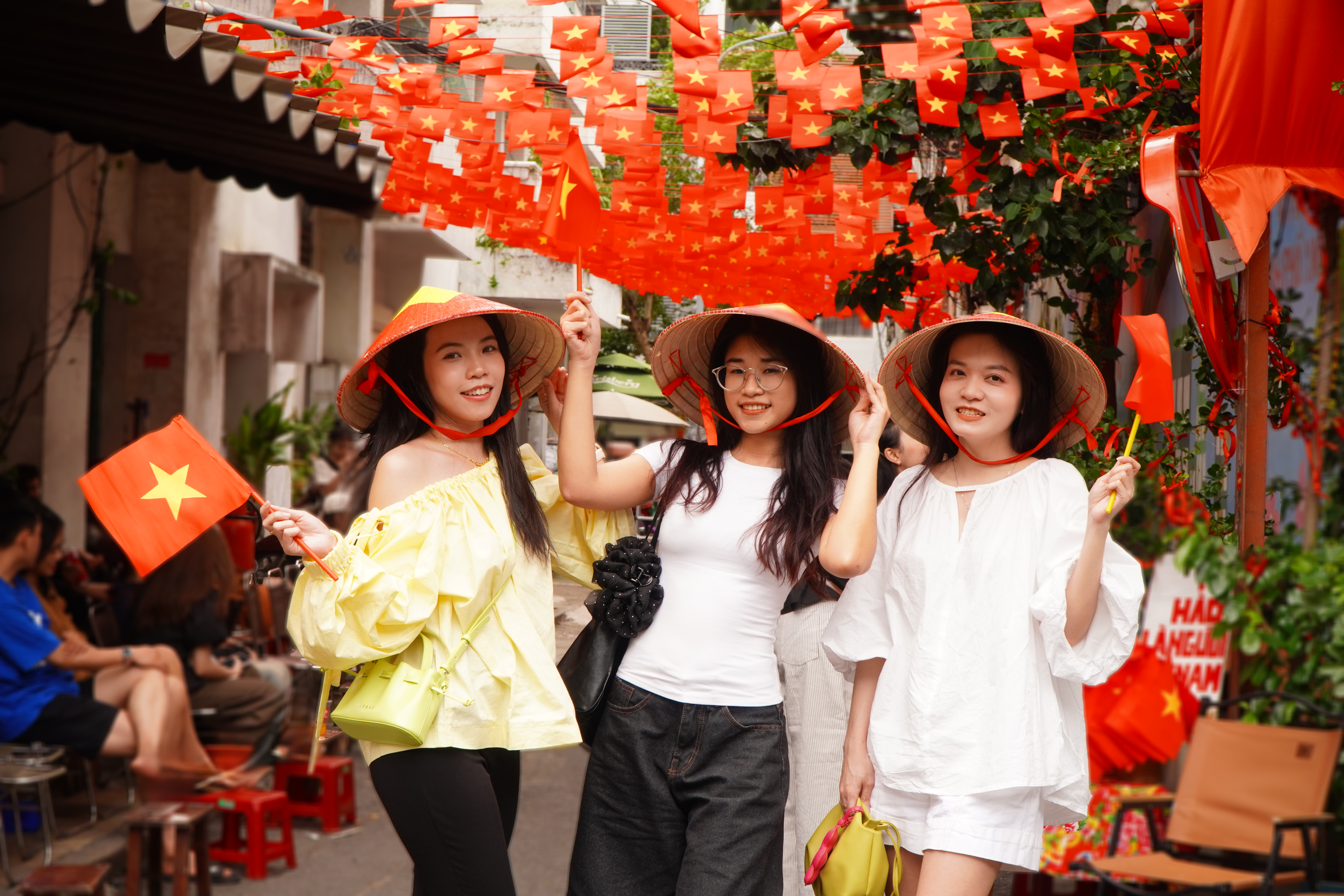 Tự hào Việt Nam - Nhuộm đỏ không gian mạng