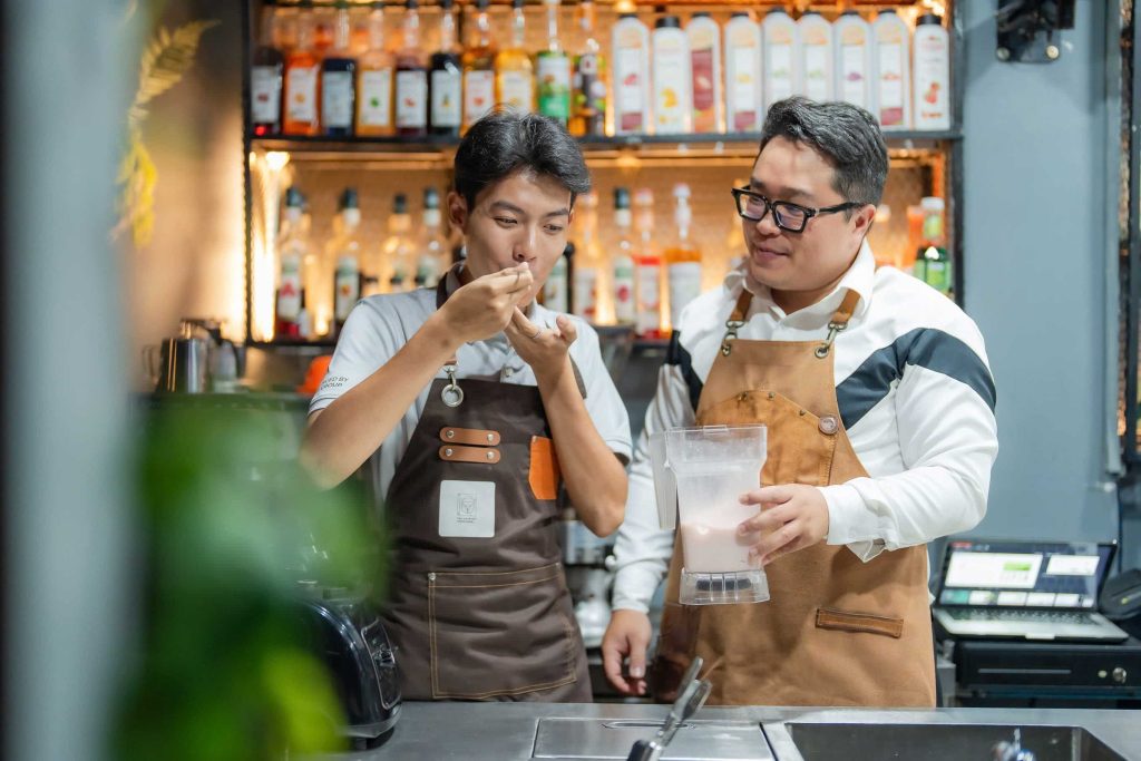 Louis Huynh chia sẻ kinh nghiệm pha chế thực chiến cùng học viên tại The Drink Library