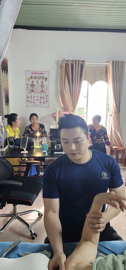 Với Nguyễn Kháng Anh và Vật Lý Trị Liệu Từ Tâm, chữa lành phải được bắt đầu từ lương tâm và lòng nhân ái