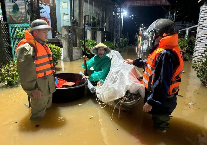 Nước lũ lên rất nhanh ở khu vực hạ lưu sông Vu Gia - Thu Bồn, bao vây, cô lập nhà dân trong đêm. Ảnh: Trường An