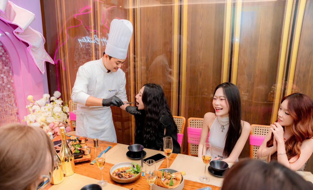 Với Bếp trưởng Hiếu Văn, nguyên liệu là yếu tố cốt lõi để tạo nên một món ăn hoàn hảo - giúp mỗi thực khách cảm nhận trọn vẹn một trải nghiệm ẩm thực tinh tế và đáng nhớ