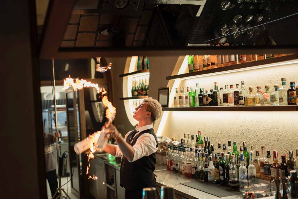 Không gian đêm mê hoặc các “lữ khách” bằng ánh sáng, âm nhạc và hương vị