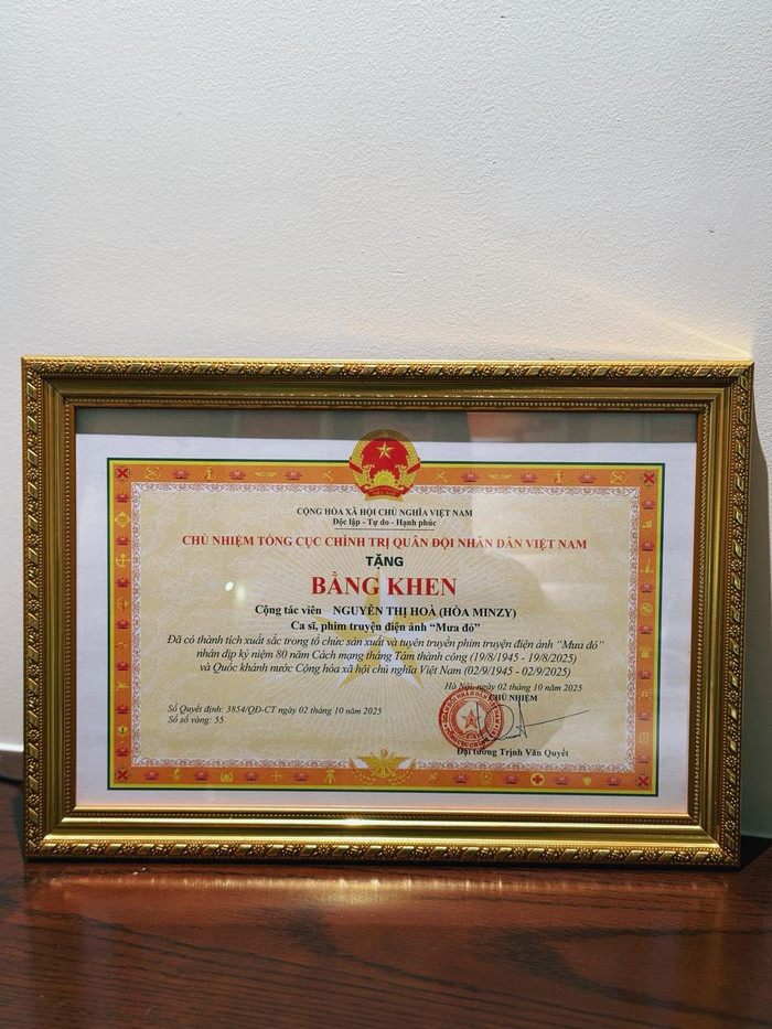 Cận cảnh bằng khen của ca sĩ Hòa Minzy. (Ảnh: FBNV)