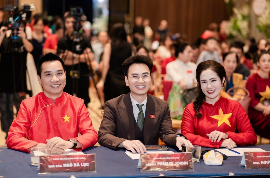 Diễn giả Phan Tư Johnn (ngồi giữa)