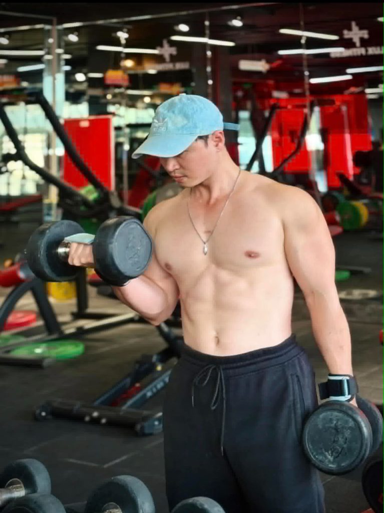 Tập gym, pickleball,.. là những thói quen giúp Nghệ sĩ trị liệu Veno Luận duy trì thể chất và tinh thần