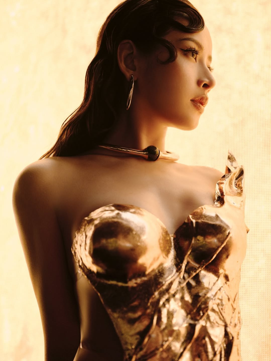 Ca sĩ – diễn viên Chi Pu một lần nữa chứng minh đẳng cấp nhan sắc khi tung bộ ảnh nghệ thuật với phong cách độc đáo, gợi cảm và đầy tính thời trang. Ngay khi được đăng tải, loạt ảnh lập tức trở thành tâm điểm chú ý, khiến cộng đồng mạng “bùng nổ” bởi visual sắc sảo, tạo hình ấn tượng và thần thái của cô.