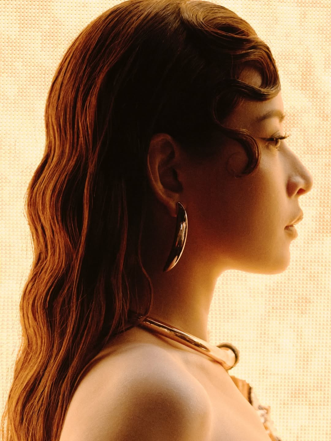 Gương mặt Chi Pu trong loạt ảnh được makeup theo tông ấm, nhấn vào đôi mắt sâu và hàng mi dài cong. Góc nghiêng sắc nét, khuôn miệng đầy đặn cùng làn da mịn màng giúp cô toát lên vẻ đẹp kiêu sa, lạnh lùng nhưng mê hoặc.