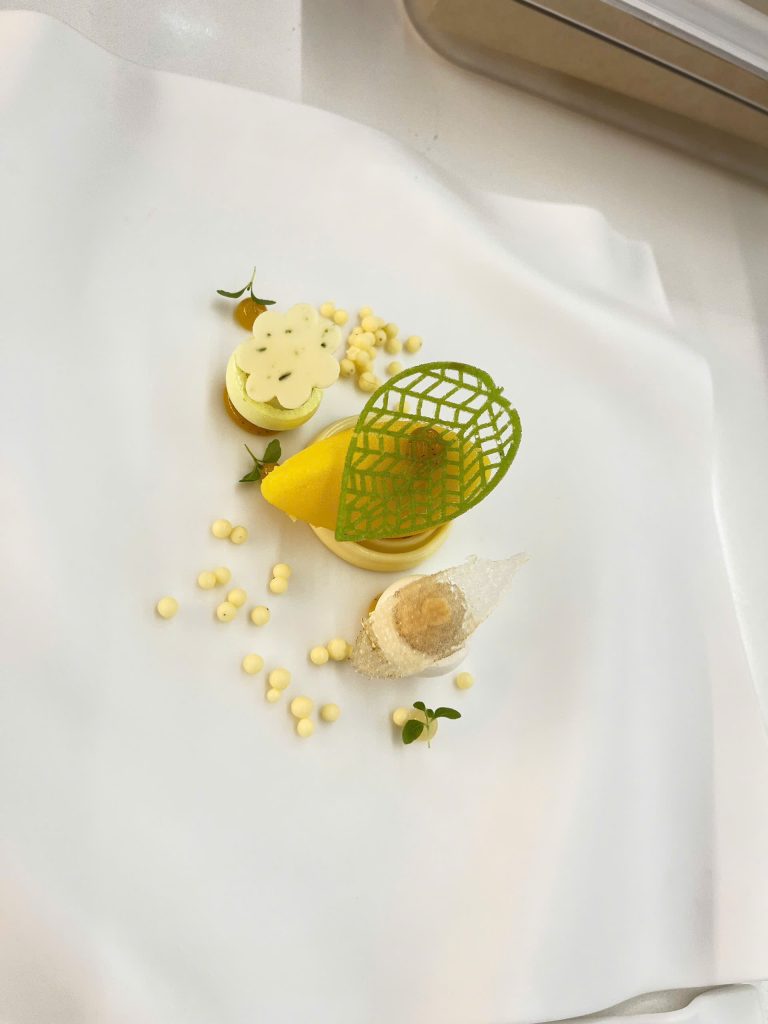 Gian bếp không chỉ là nơi làm việc, mà còn là không gian để Chef Bai Yu kể câu chuyện của nguyên liệu và cảm xúc