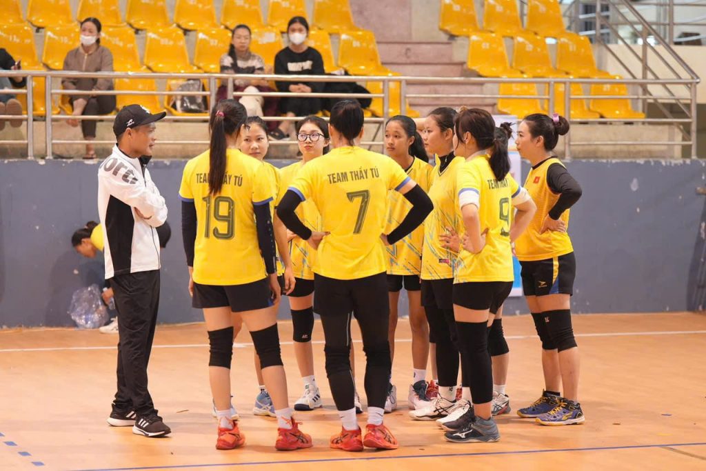 HLV bóng chuyền Nguyễn Văn Tú cùng học trò trên sân tập