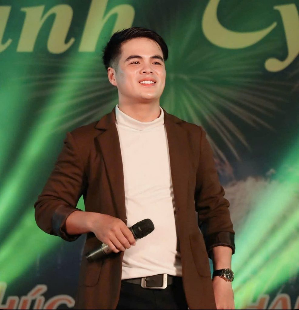 Hơn một thập kỷ gắn bó với âm nhạc, thầy giáo Bá Kiệt luôn chọn bền bỉ với nghề