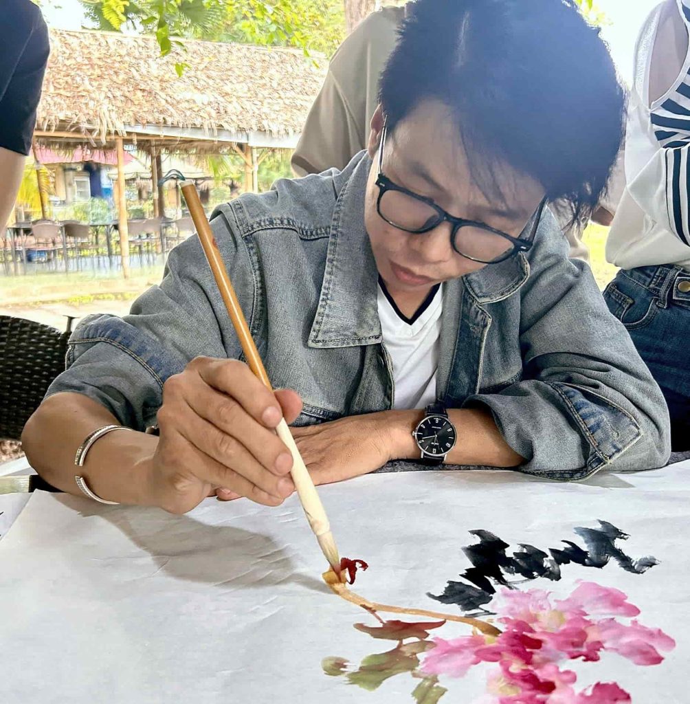 Khó khăn kinh tế từng là thử thách lớn đối họa sĩ Xuân Long, nhưng không làm anh rời bỏ đam mê của mình 