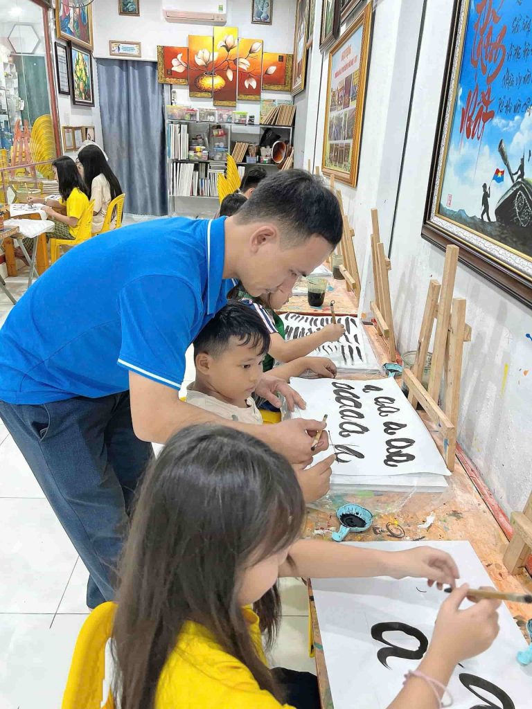 Nghệ thuật thư pháp Việt trong góc nhìn của "anh đồ" Lý Công Binh không ồn ào, nhưng bền bỉ