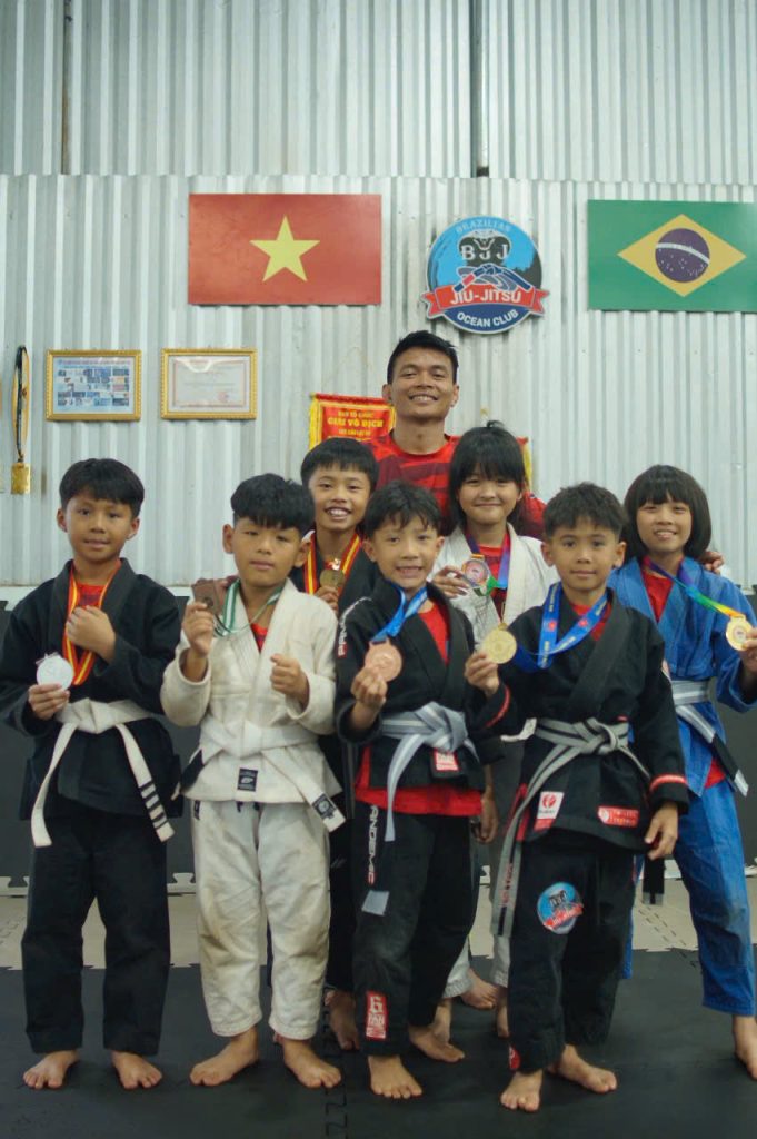 Thế hệ huấn luyện viên và học viên Ocean Club đoàn kết