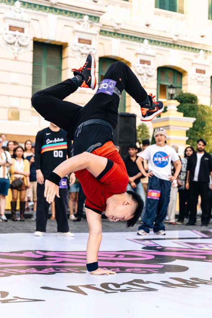 Nghệ sĩ Handstand Thế Vũ kiên trì theo đuổi con đường nghệ thuật chuyển động đầy chiều sâu