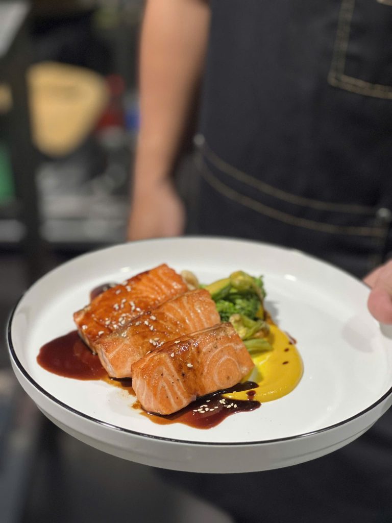 Đầu bếp Nguyễn Văn Tấn luôn đặt hết tâm huyết vào trong từng món ăn