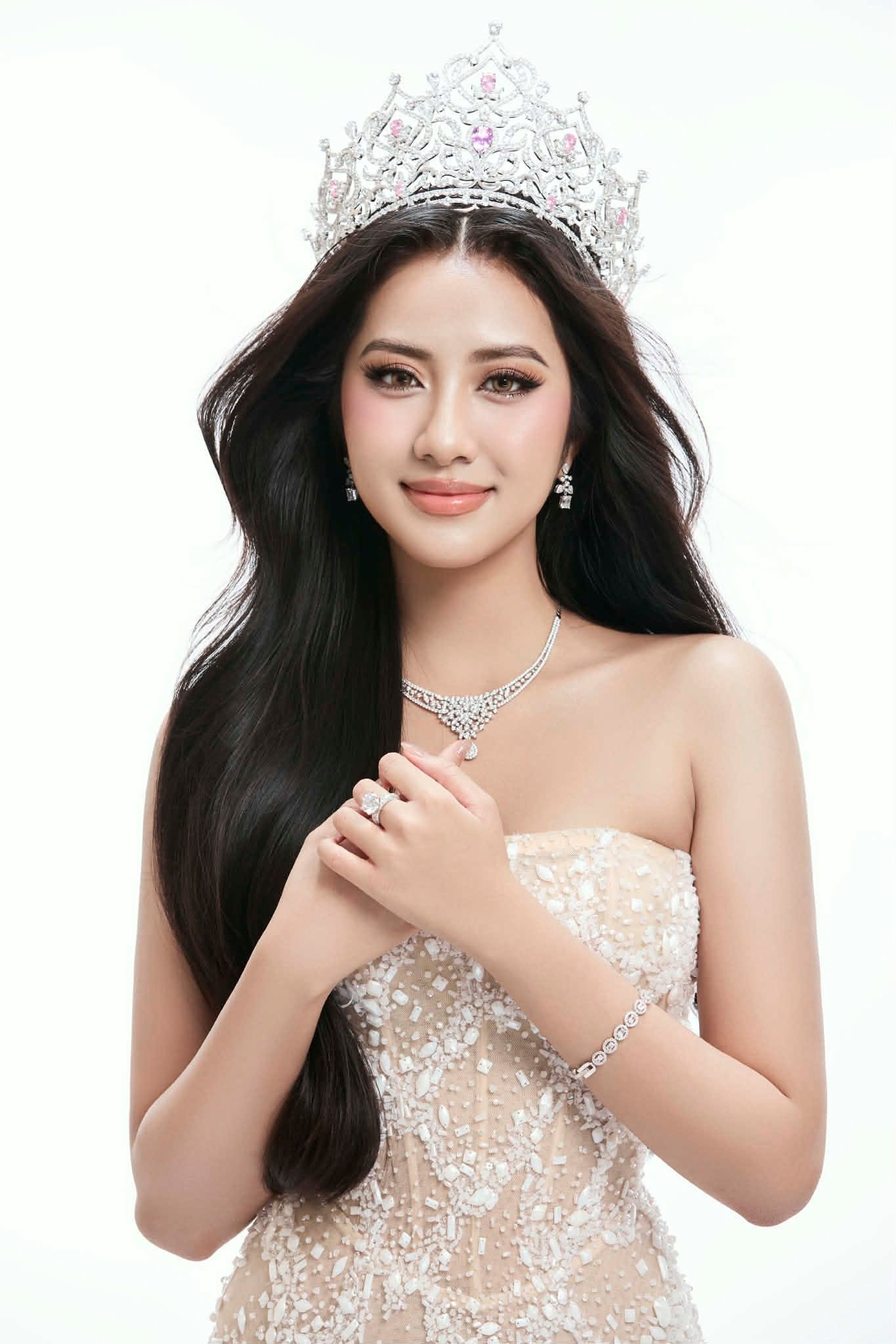 Sau gần một năm đăng quang, Hoa hậu Hà Trúc Linh ngày càng khẳng định sức hút khi liên tục xuất hiện tại nhiều sự kiện lớn