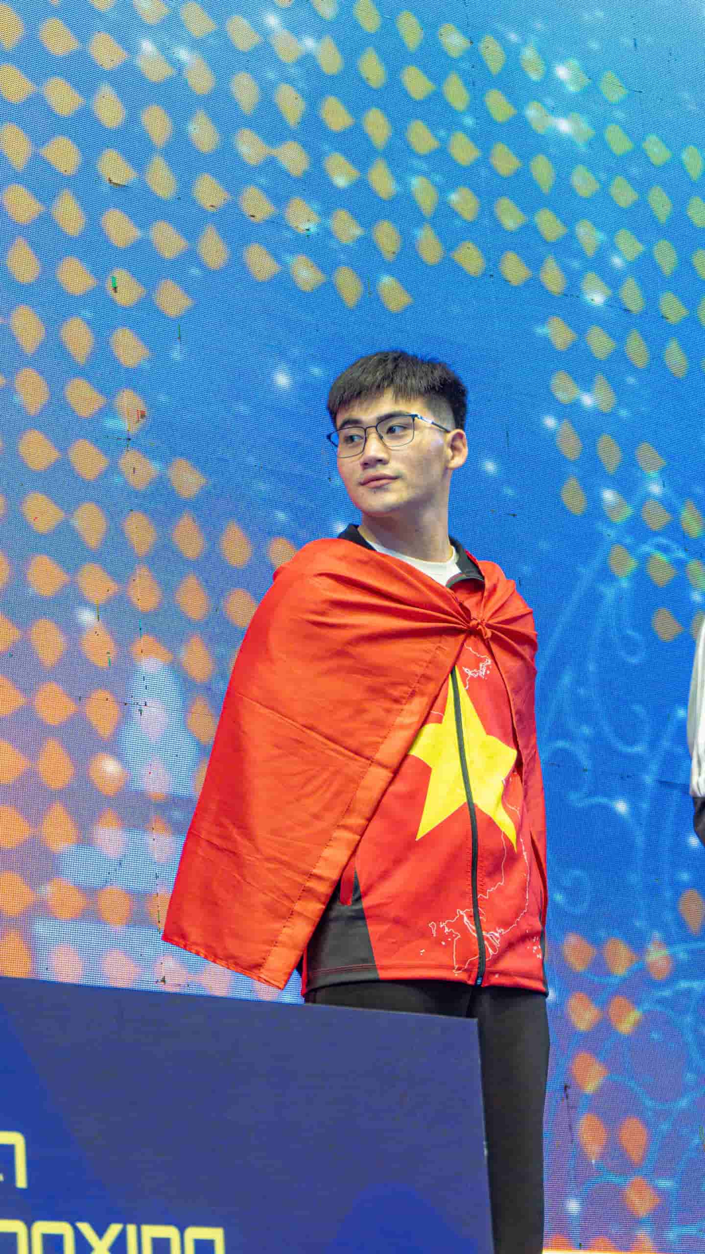 VĐV Bùi Duy Chí Thành khoác lá cờ Tổ quốc, khoảnh khắc lặng lẽ nhưng đầy tự hào sau hành trình thi đấu