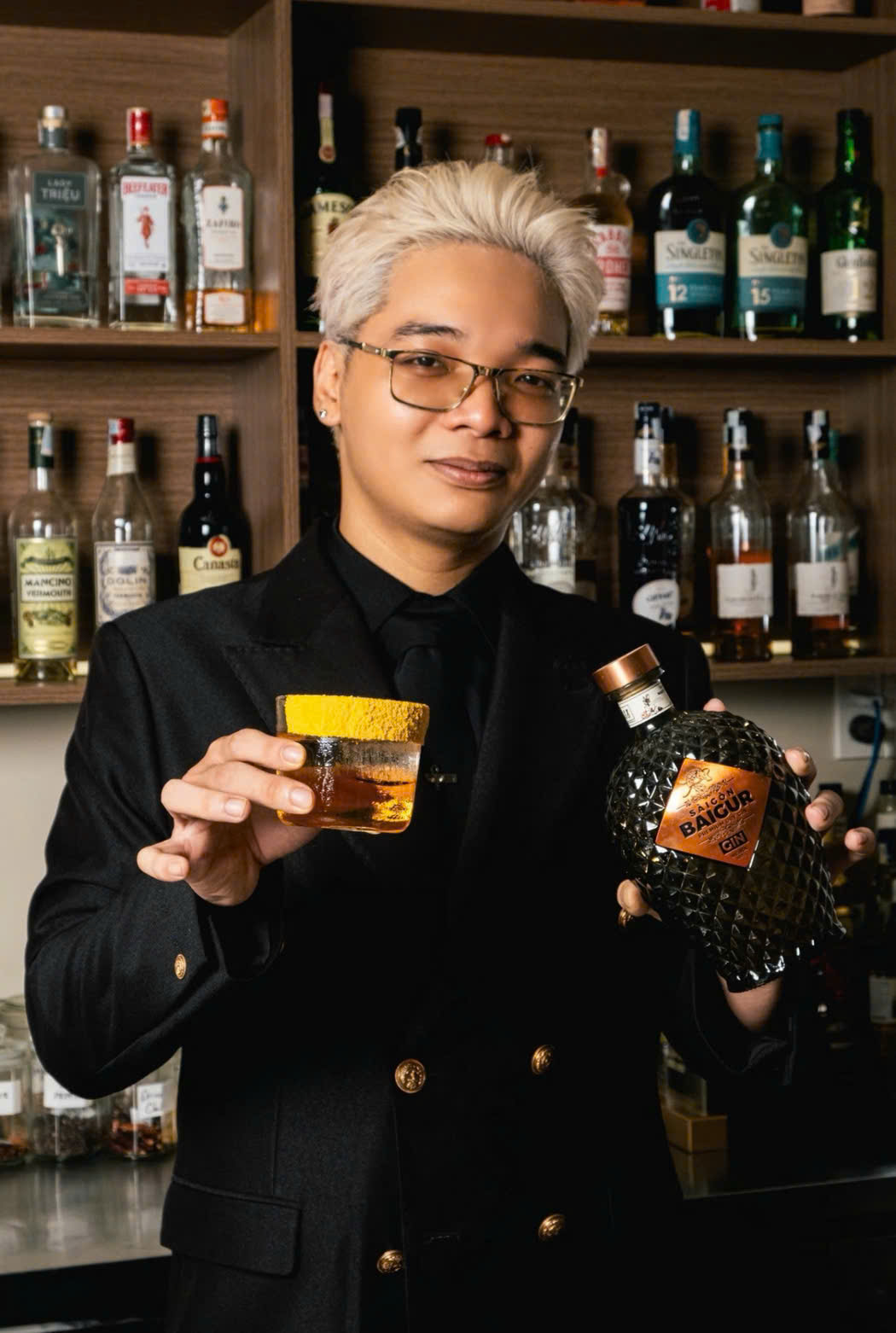 Head Bartender Hoàng Việt (1998) hiện đang làm việc tại LIB. Hidden Cocktail Bar, đồng thời còn đảm nhận vai trò R&D Manager tại Công ty 90s Group