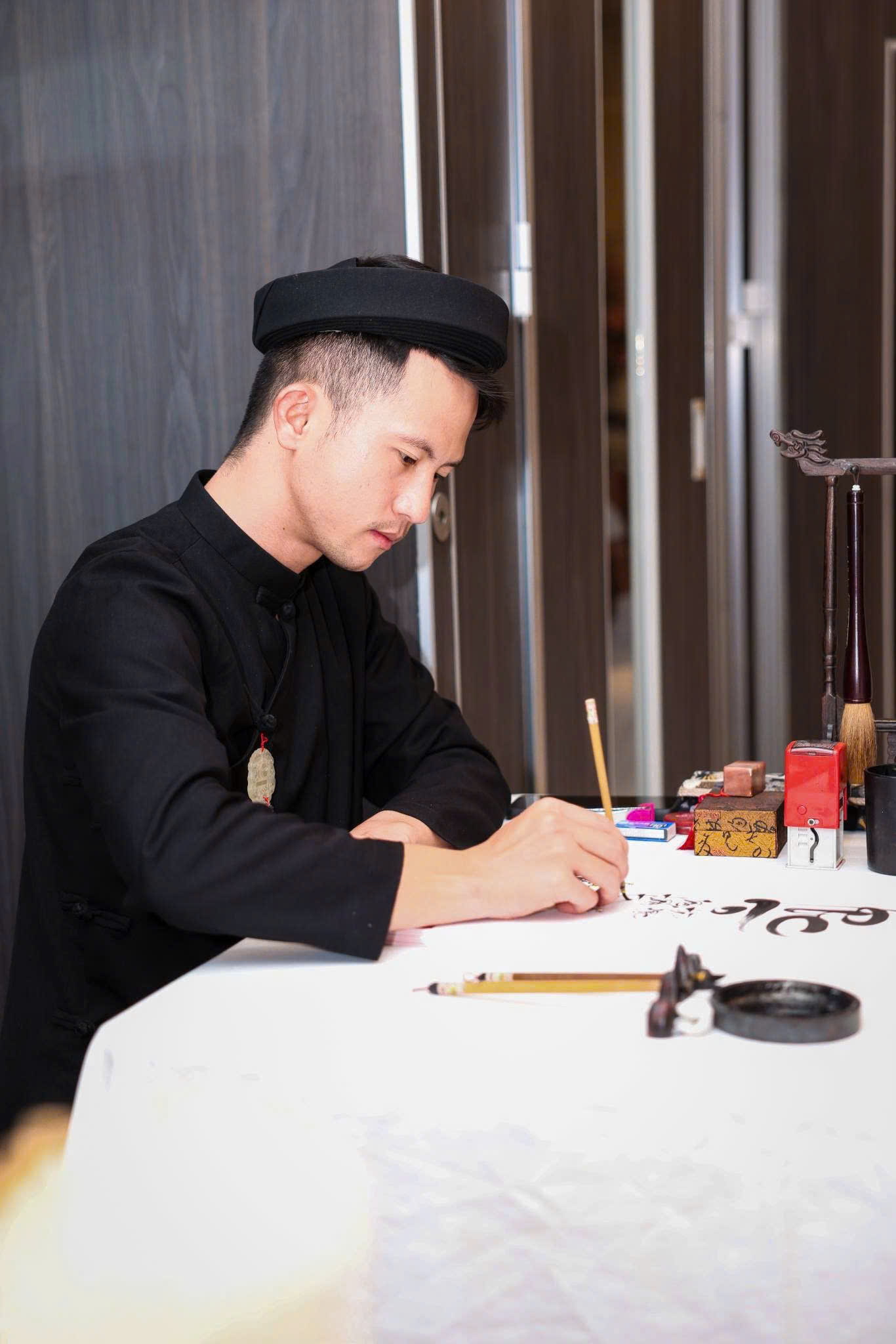 Nghệ sĩ thư pháp Hồng Sơn