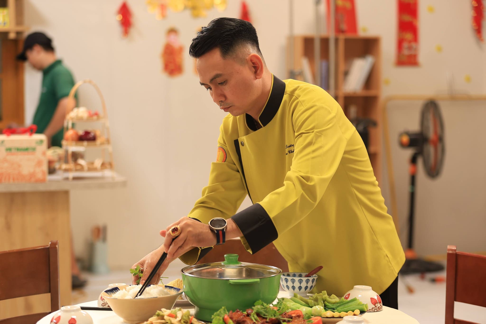 Bếp trưởng Hồ Đắc Trường tỉ mỉ trong từng khâu chế biến, khẳng định nấu ăn là một nghệ thuật đòi hỏi sự chính xác tuyệt đối