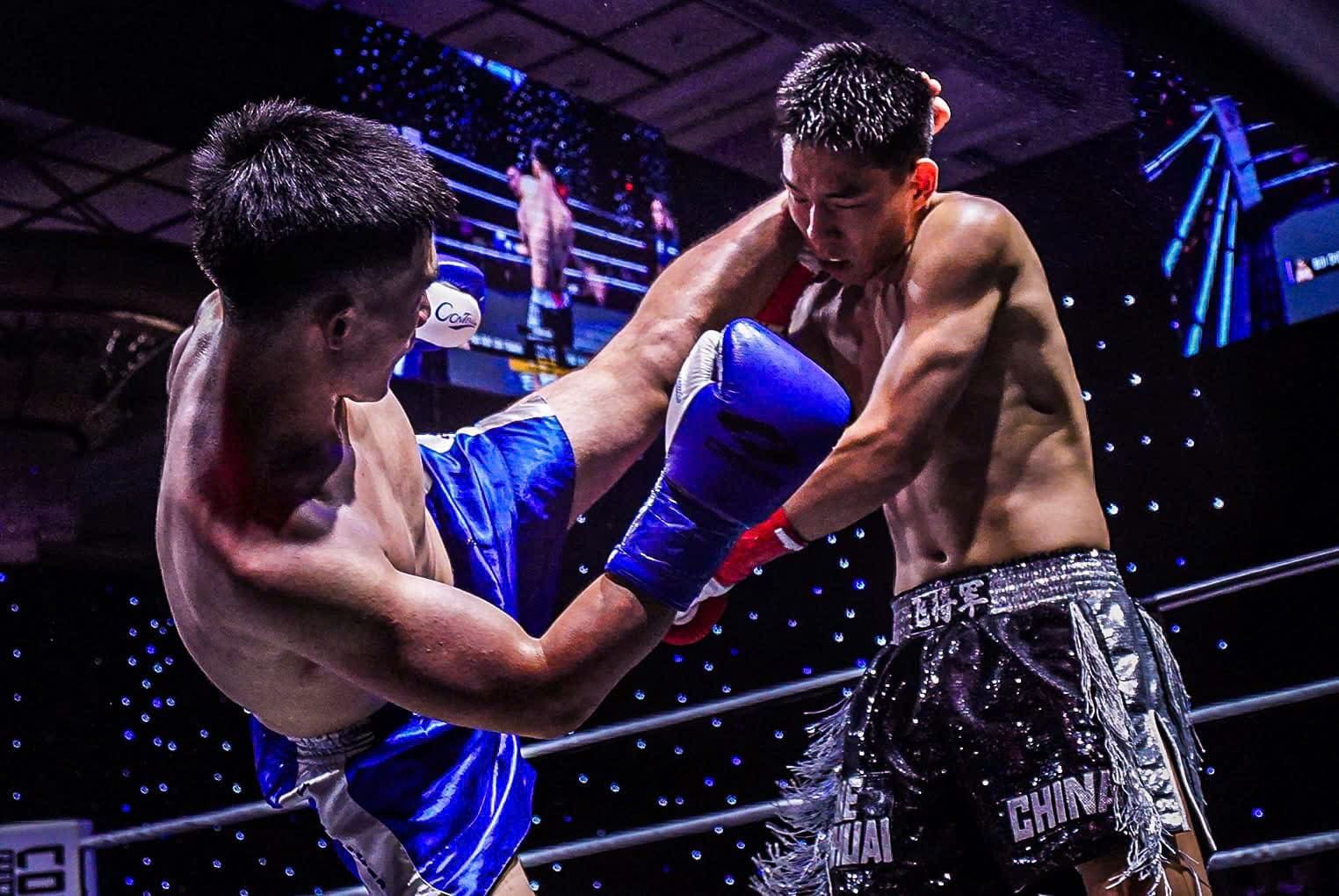 Trên sàn đấu, Chí Thành thể hiện sự tập trung và bản lĩnh trong từng pha ra đòn, minh chứng cho nhiều năm khổ luyện