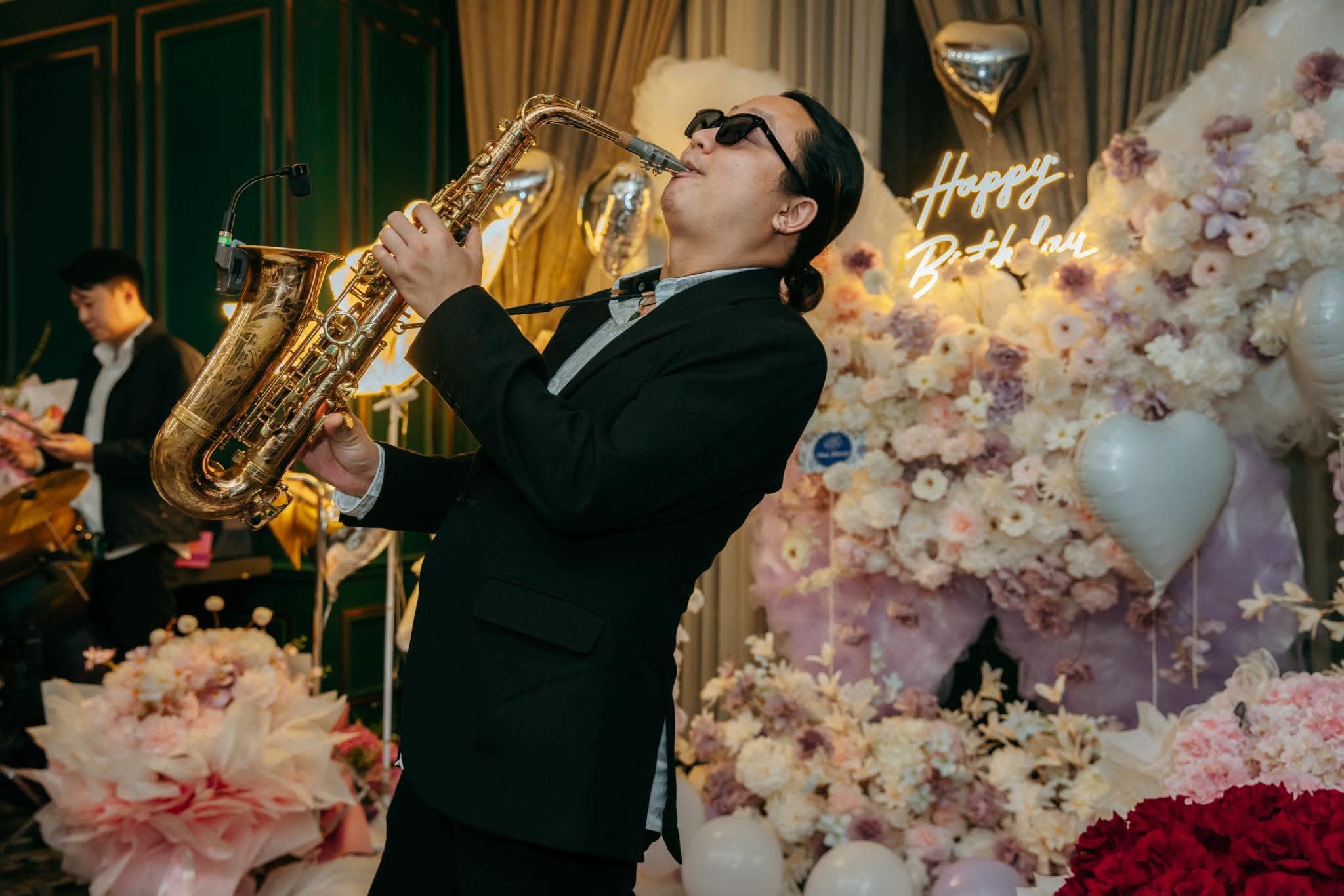 Trên bục giảng hay dưới ánh đèn màu, nghệ sĩ Saxophone Đăng Nhật Tân vẫn luôn hết mình với sứ mệnh truyền lửa tình yêu âm nhạc đến thế hệ mai sau